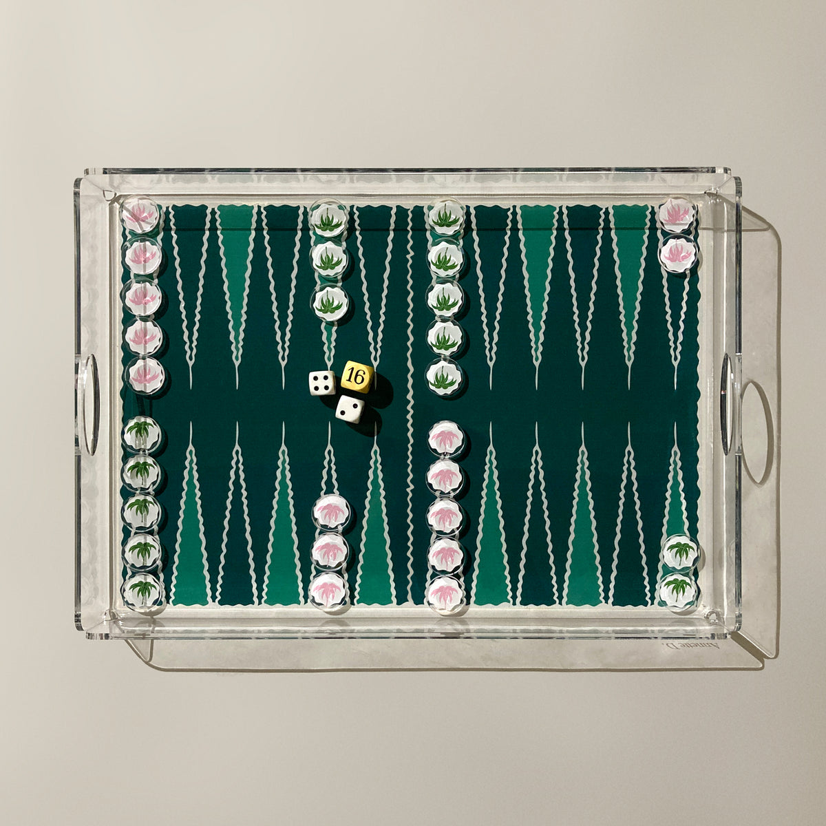 Plateau de backgammon vert vu de dessus, pions blancs et roses en place et deux dés au centre