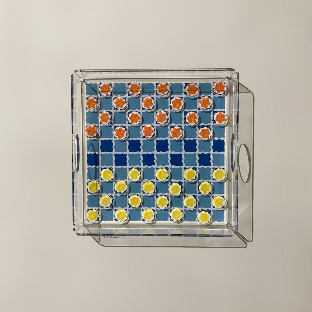 Plateau de jeu de dames bleu vu de dessus, pions orange et jaunes en position de départ