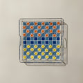 Plateau de jeu de dames bleu vu de dessus, pions orange et jaunes en position de départ