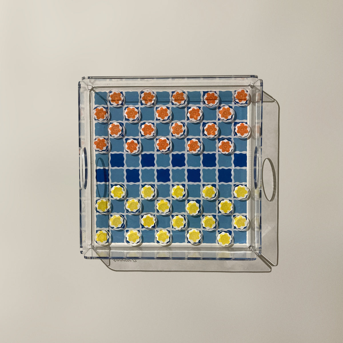 Plateau de jeu de dames bleu vu de dessus, pions orange et jaunes en position de départ