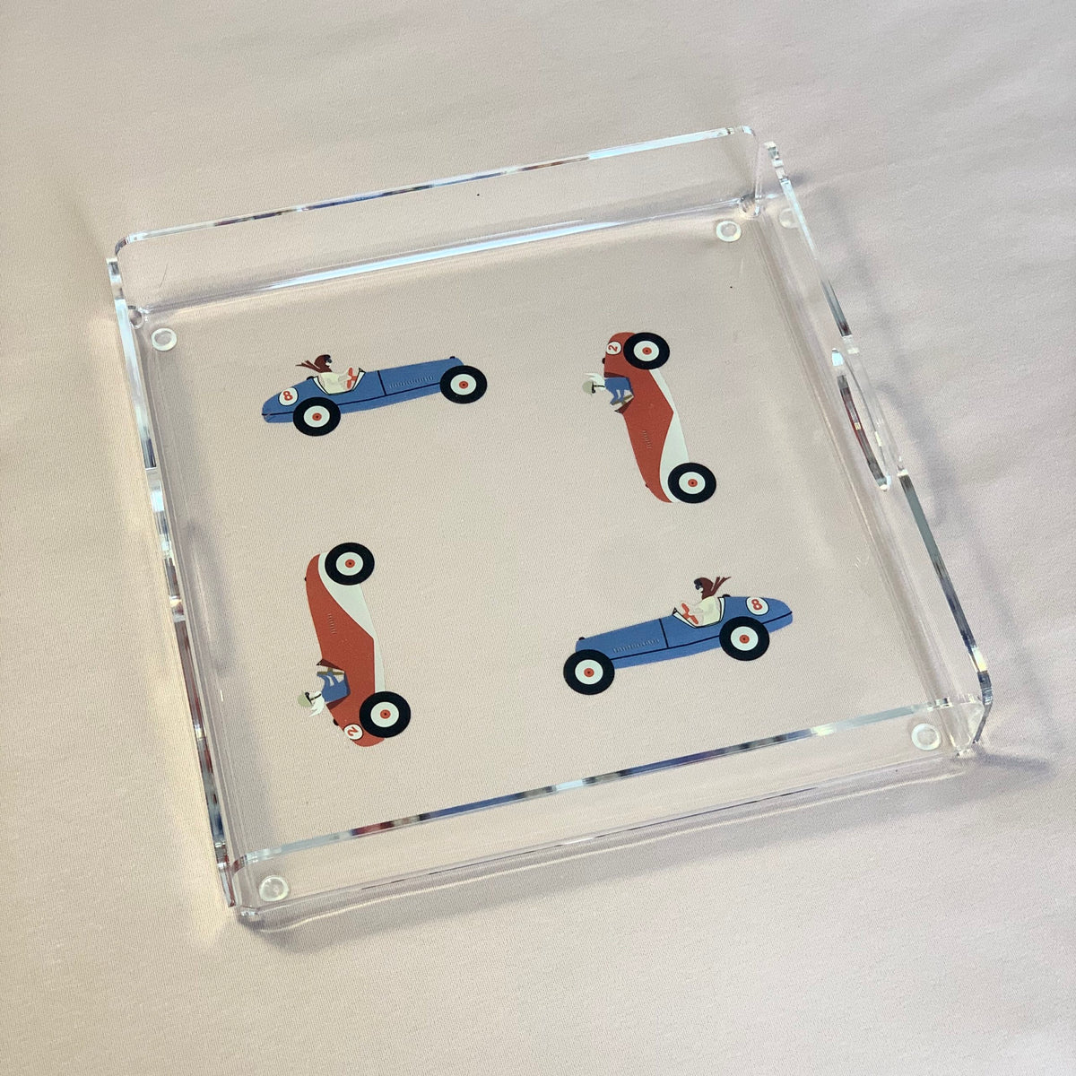 Plateau carré imprimé de quatre voitures de course anciennes, bleues et rouges, en cercle