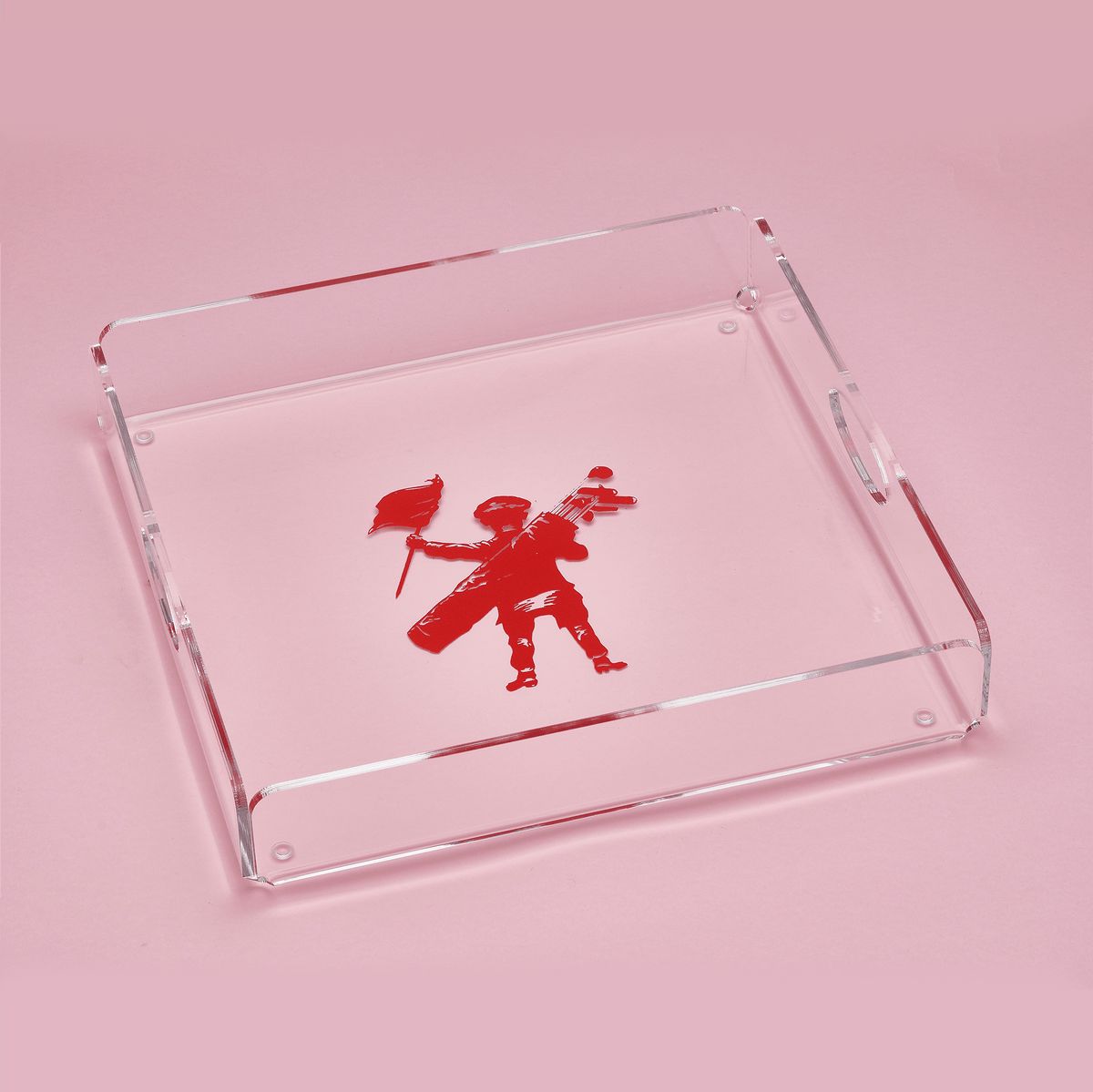 Plateau carré imprimé d'une silhouette rouge de golfeur portant son sac, sur fond rose