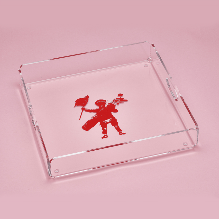 Plateau carré imprimé d'une silhouette rouge de golfeur portant son sac, sur fond rose