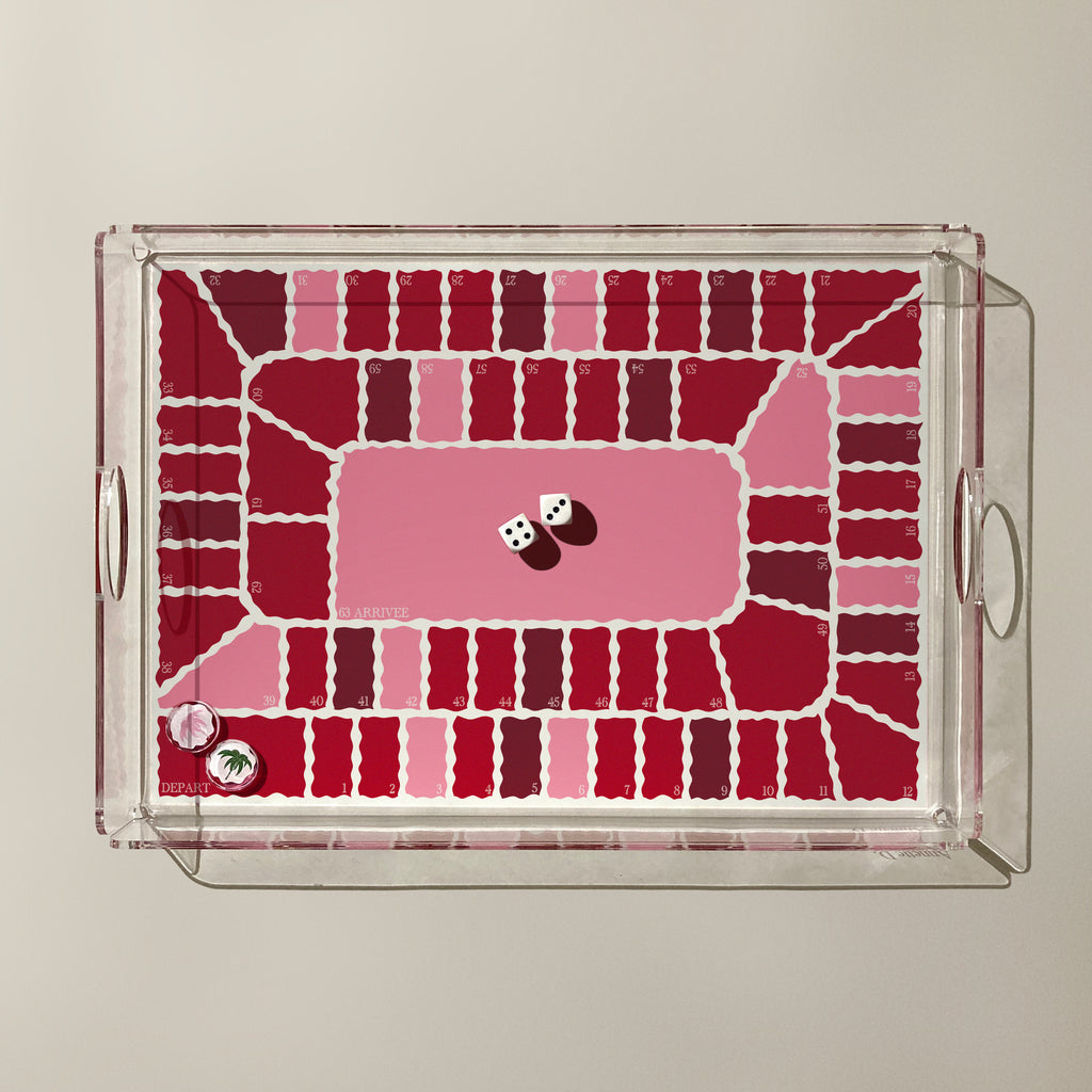 Plateau du jeu de l'oie rouge et rose vu de dessus, avec deux dés et deux pions au départ