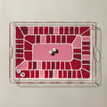 Plateau du jeu de l'oie rouge et rose vu de dessus, avec deux dés et deux pions au départ