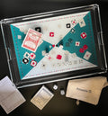 Plateau de jeu en plexi à fond turquoise et blanc, garni de cartes, de dés et de jetons de poker