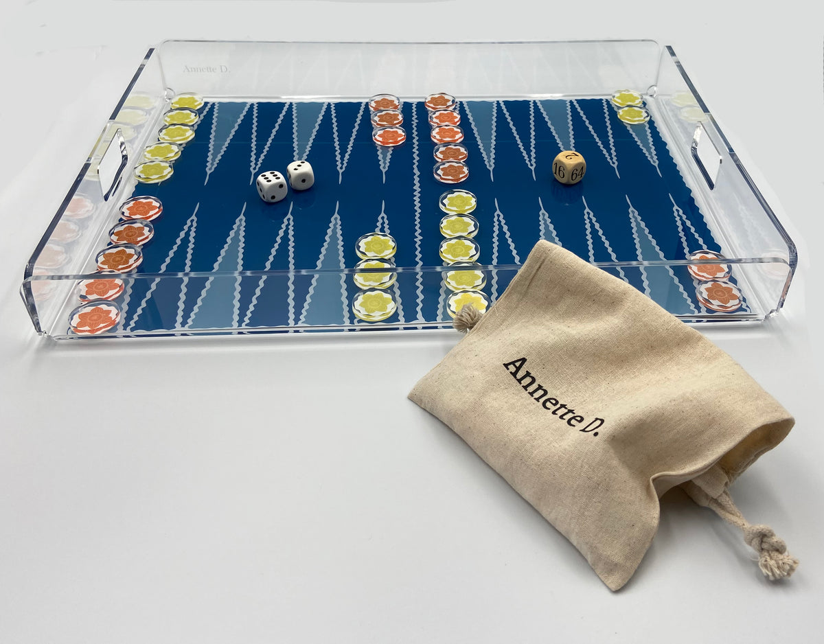 Plateau de backgammon bleu vu de trois quarts, avec sa pochette en toile Annette D.