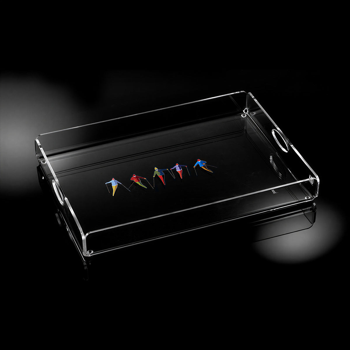 Plateau rectangulaire imprimé de cinq skieurs colorés en file, sur fond noir
