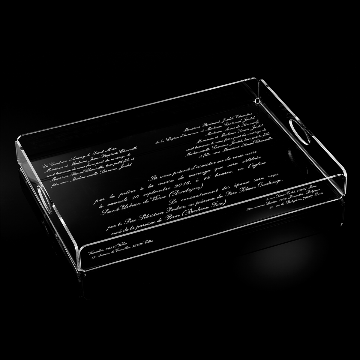 Plateau rectangulaire gravé du texte complet d'un faire-part de mariage en écriture cursive