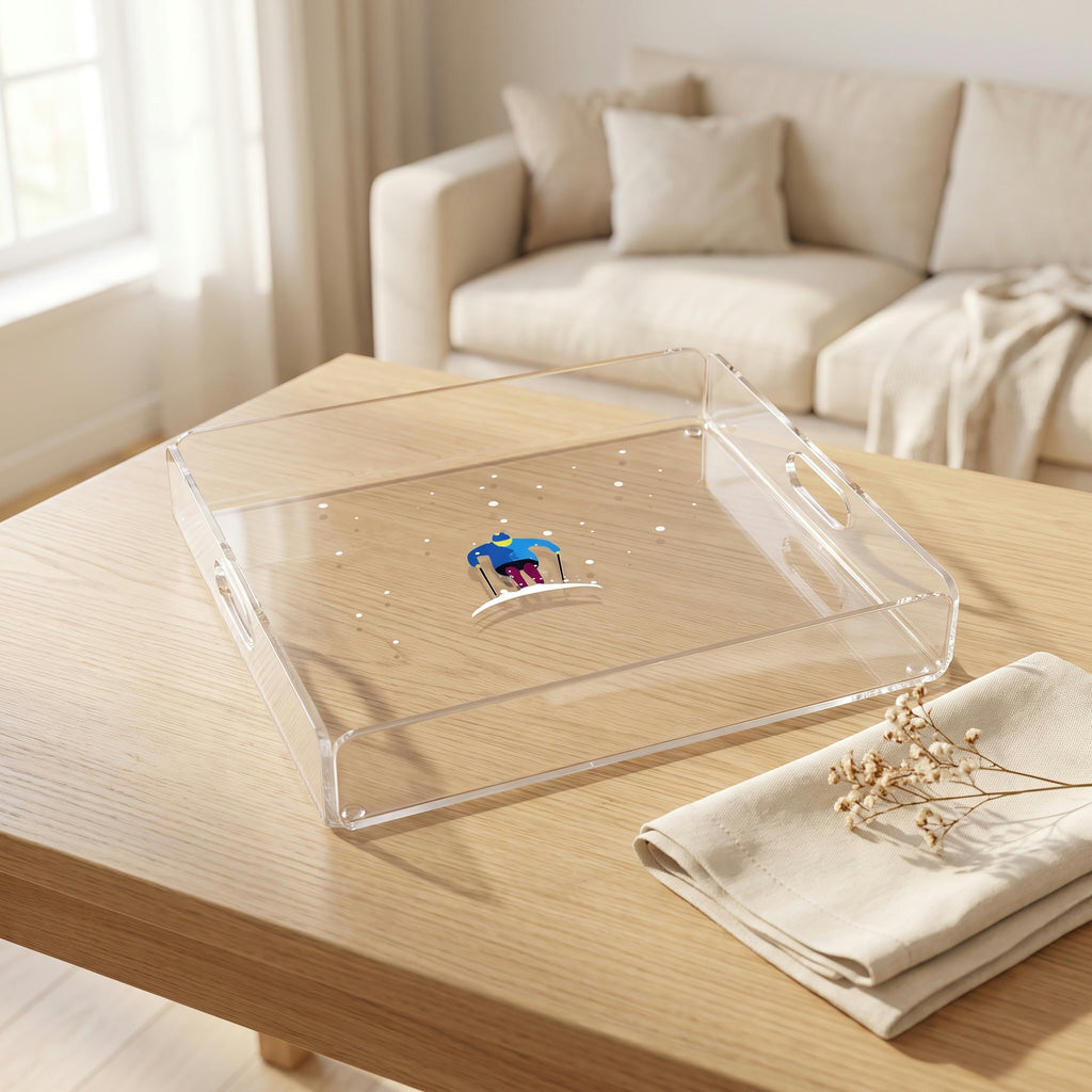 Plateau carré en plexi imprimé d'un skieur en combinaison bleue sous des flocons, posé sur une table en chêne clair dans un salon lumineux