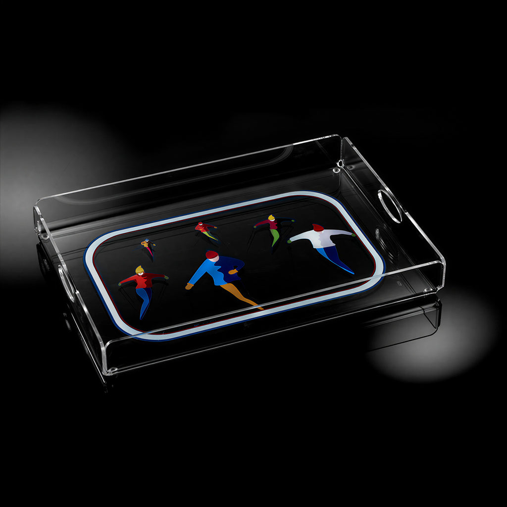 Plateau rectangulaire imprimé de cinq skieurs stylisés bleu, blanc et rouge dans un cercle, sur fond noir