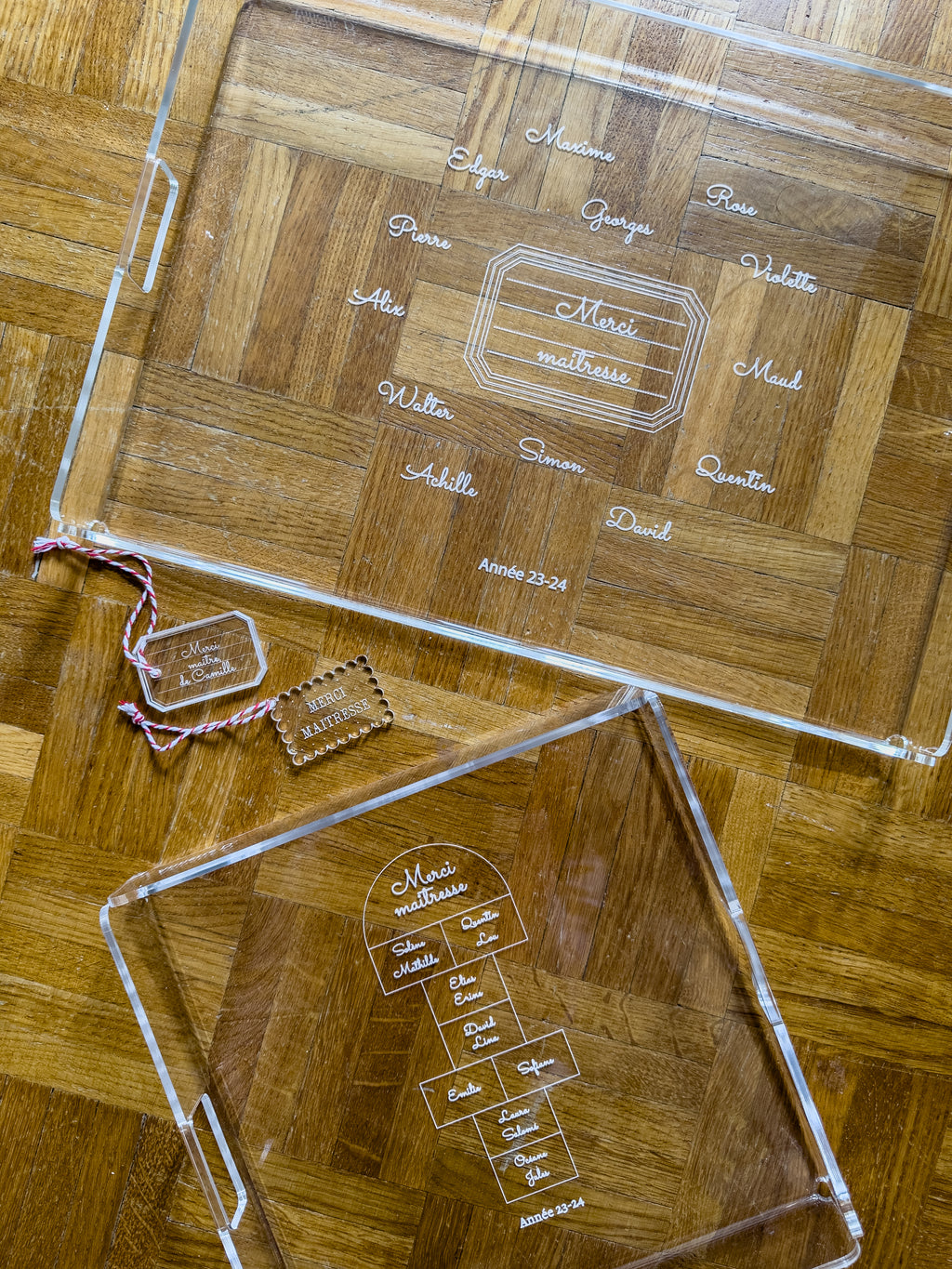 Les deux formats du plateau « Merci maîtresse », rectangulaire et carré, avec une étiquette cadeau gravée
