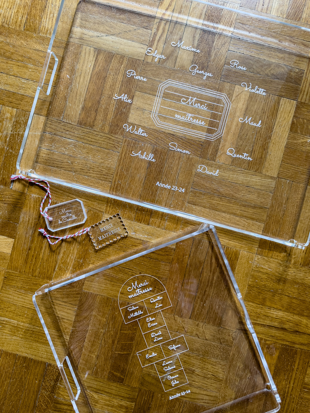 Les deux formats du plateau « Merci maîtresse », rectangulaire et carré, avec une étiquette cadeau gravée