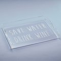 Plateau rectangulaire en plexi gravé « SAVE WATER DRINK WINE » en grandes capitales, sur fond bleu pâle