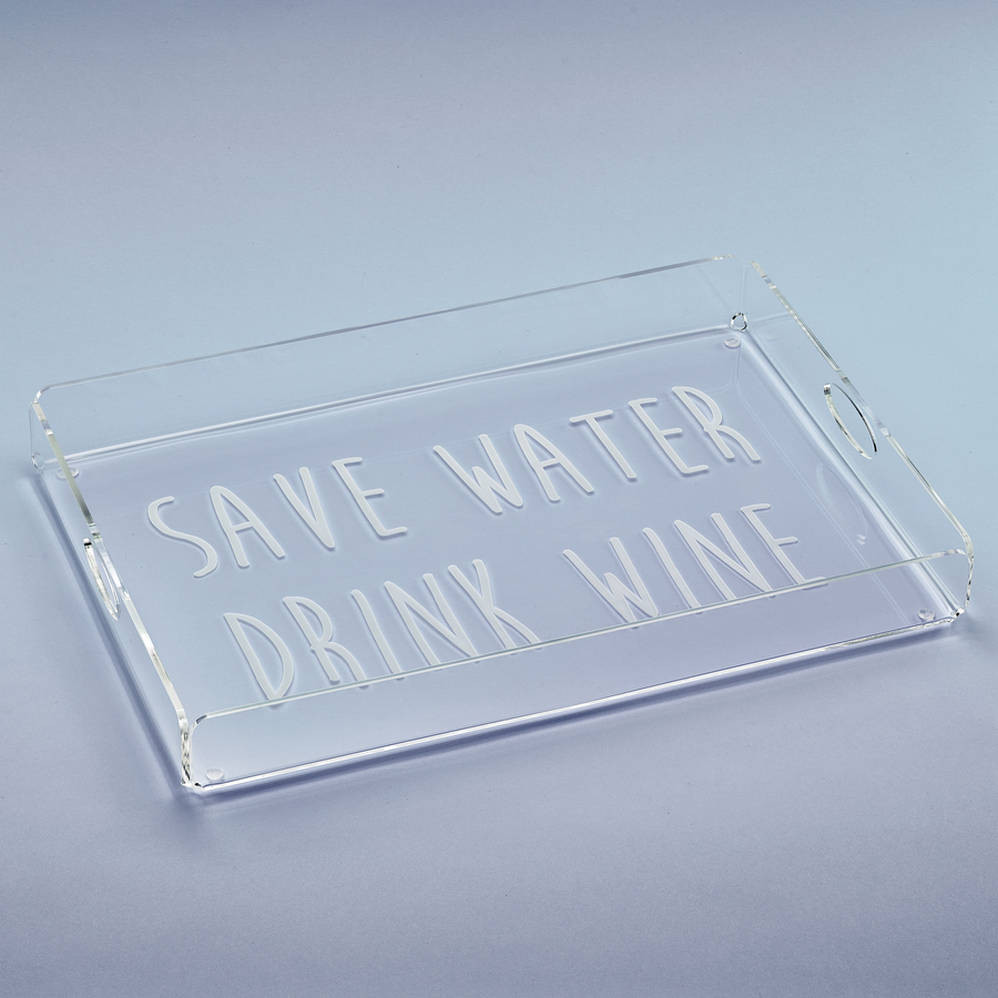 Plateau rectangulaire en plexi gravé « SAVE WATER DRINK WINE » en grandes capitales, sur fond bleu pâle
